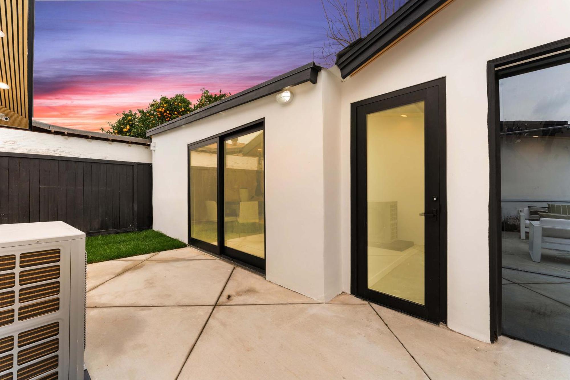 Modern Spacious 3br Residence, Game Room, Parking Apartment *