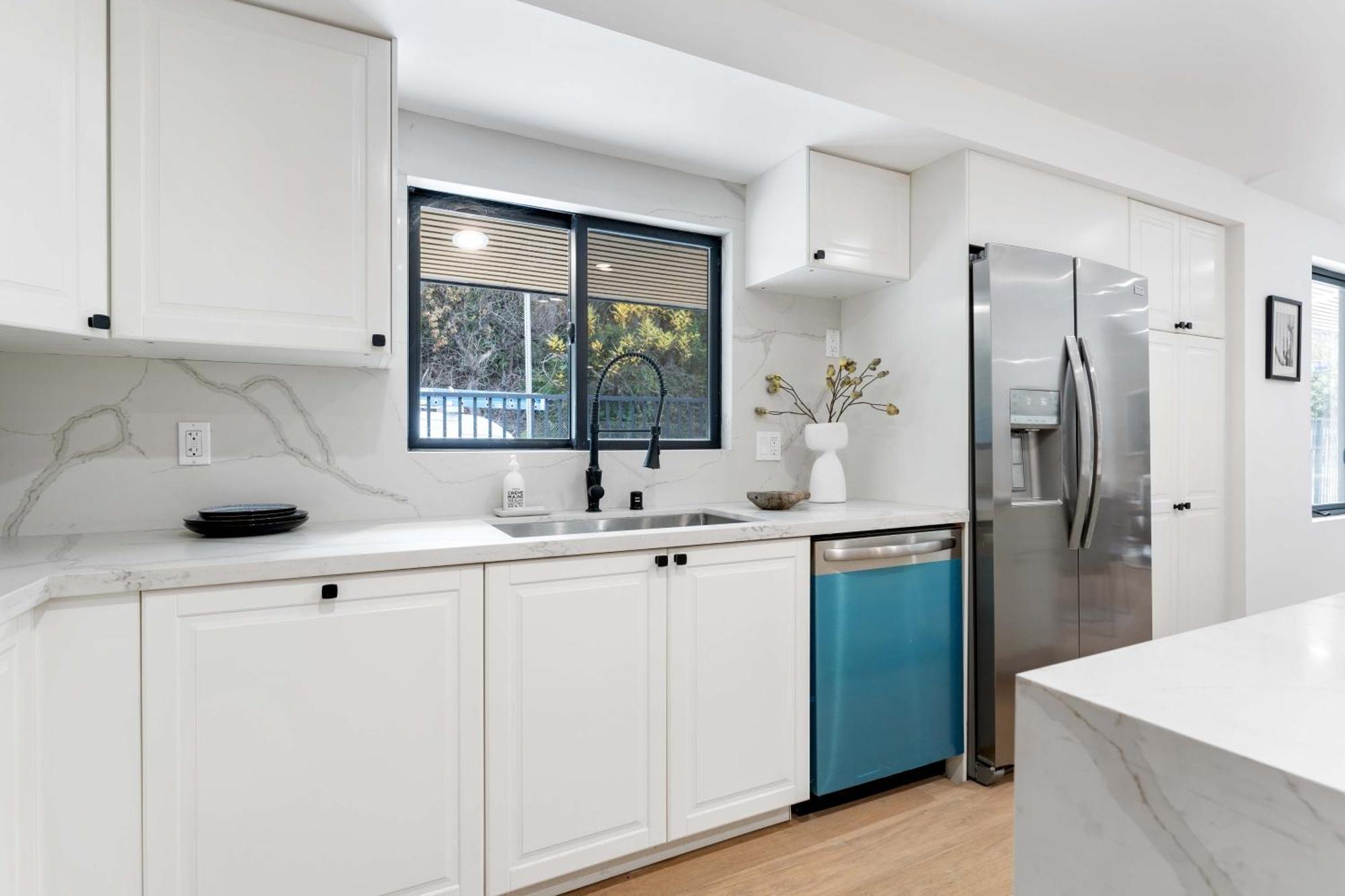Modern Spacious 3br Residence, Game Room, Parking Apartment *
