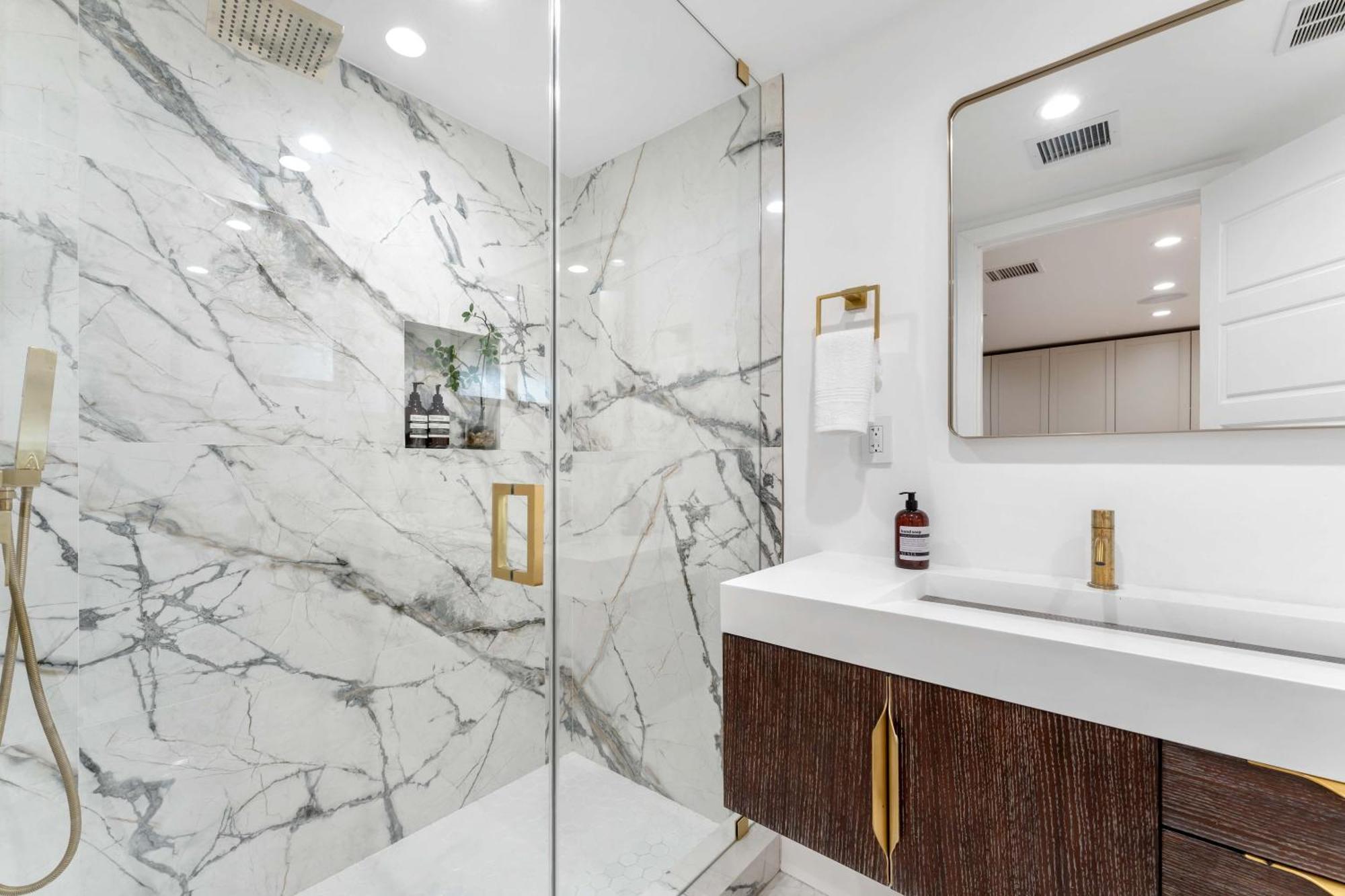 Modern Spacious 3br Residence, Game Room, Parking Apartment Los Angeles