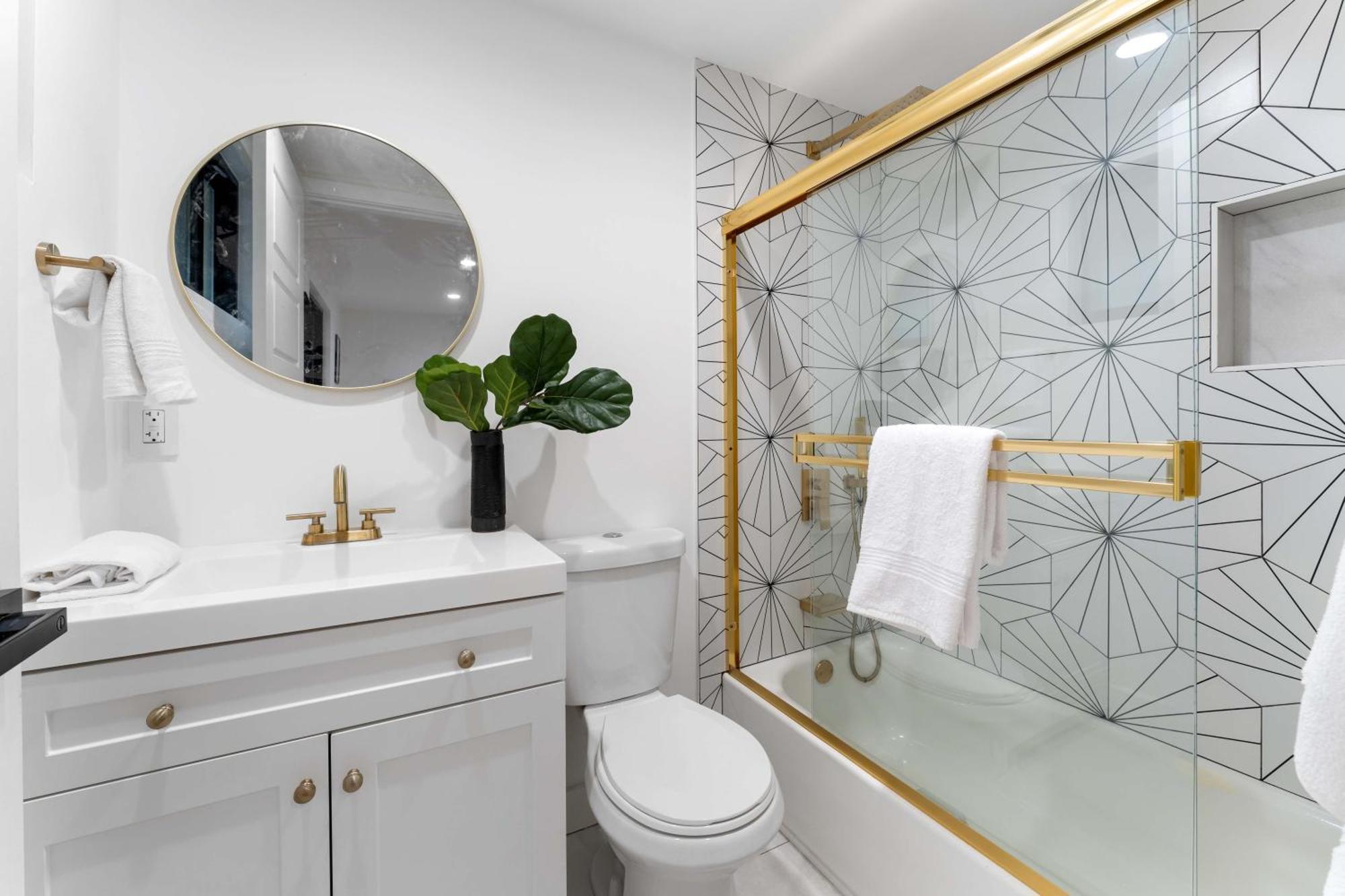Modern Spacious 3br Residence, Game Room, Parking Los Angeles