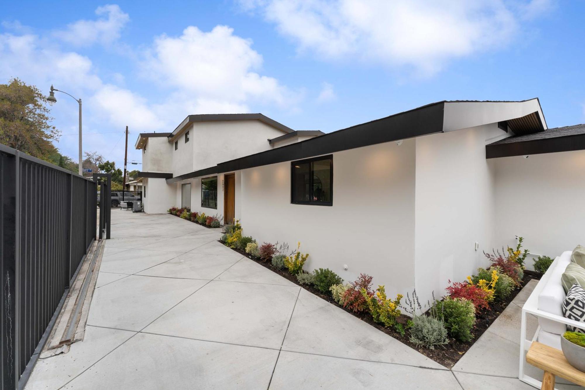 Modern Spacious 3br Residence, Game Room, Parking Los Angeles