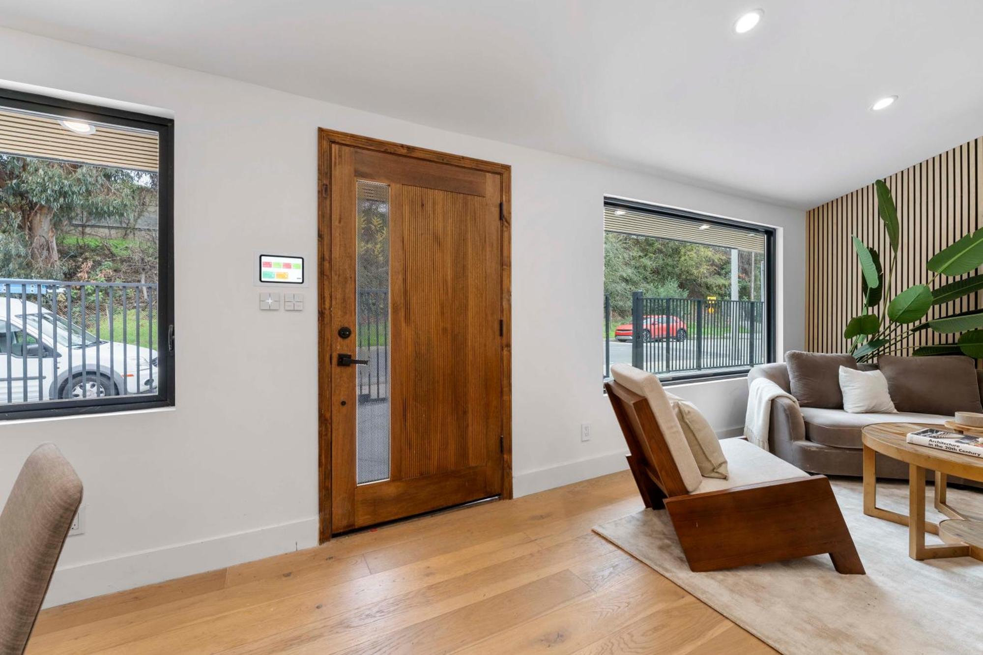 Modern Spacious 3br Residence, Game Room, Parking Los Angeles
