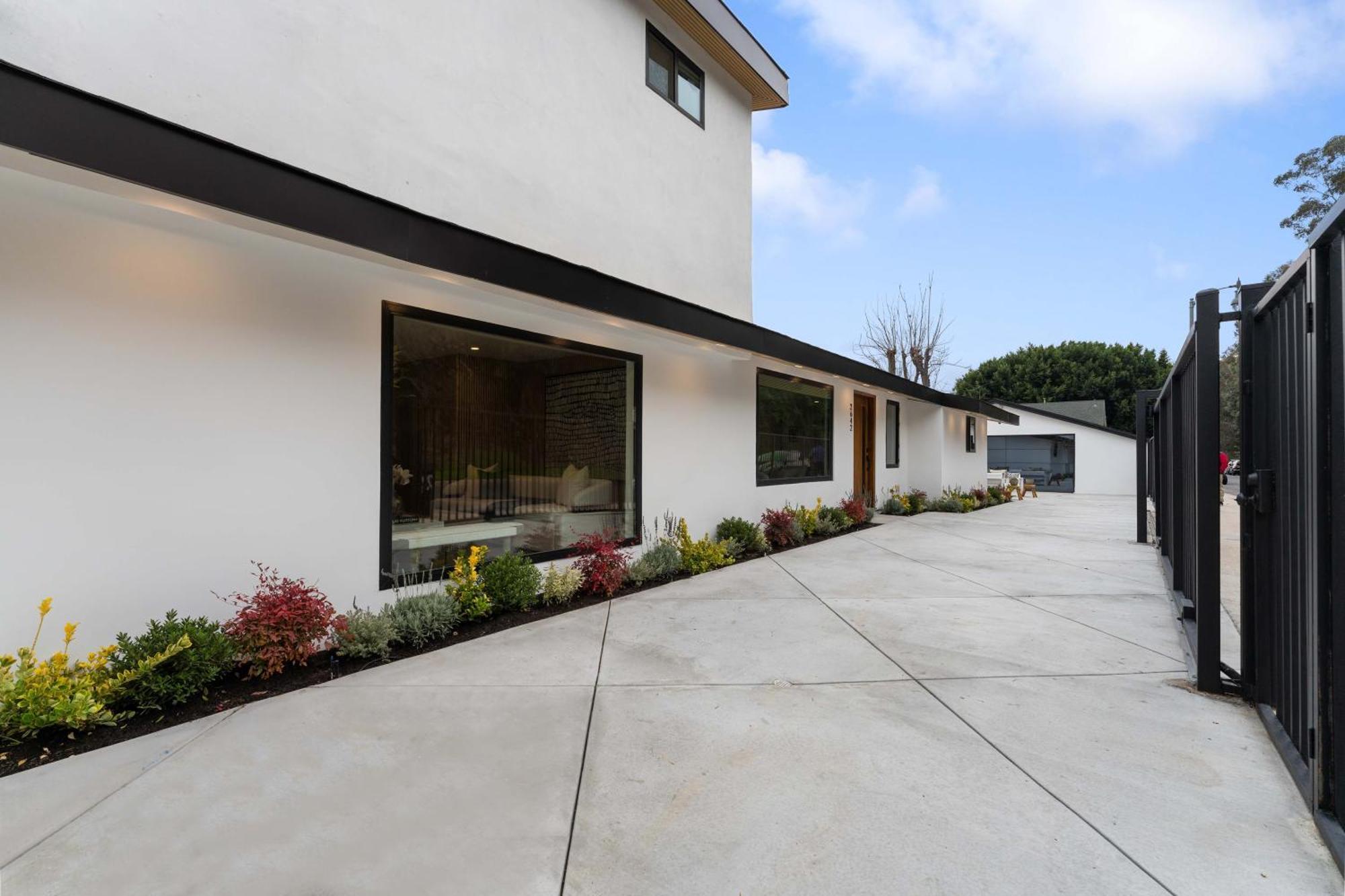 Modern Spacious 3br Residence, Game Room, Parking * Los Angeles