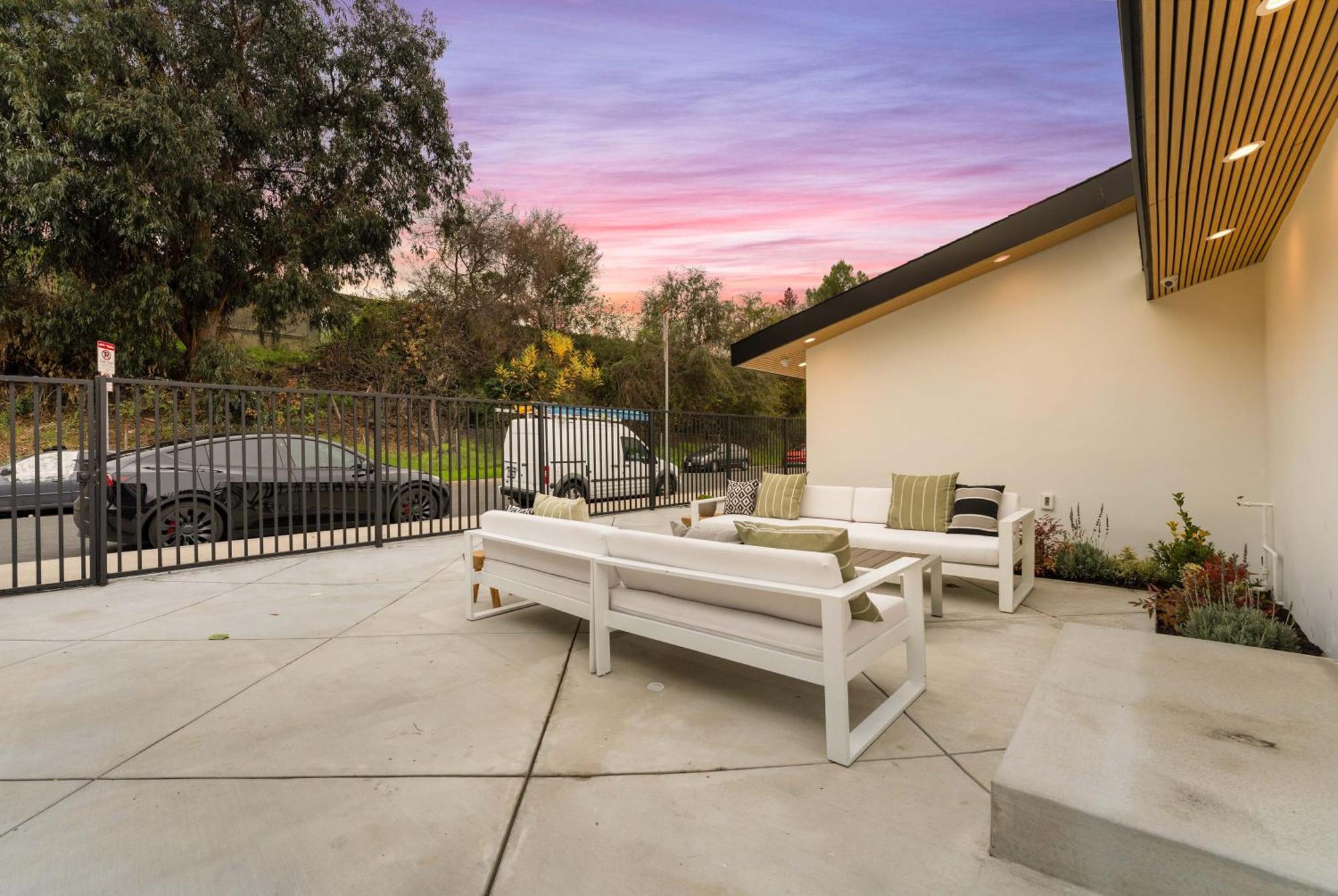 Apartment Modern Spacious 3br Residence, Game Room, Parking *